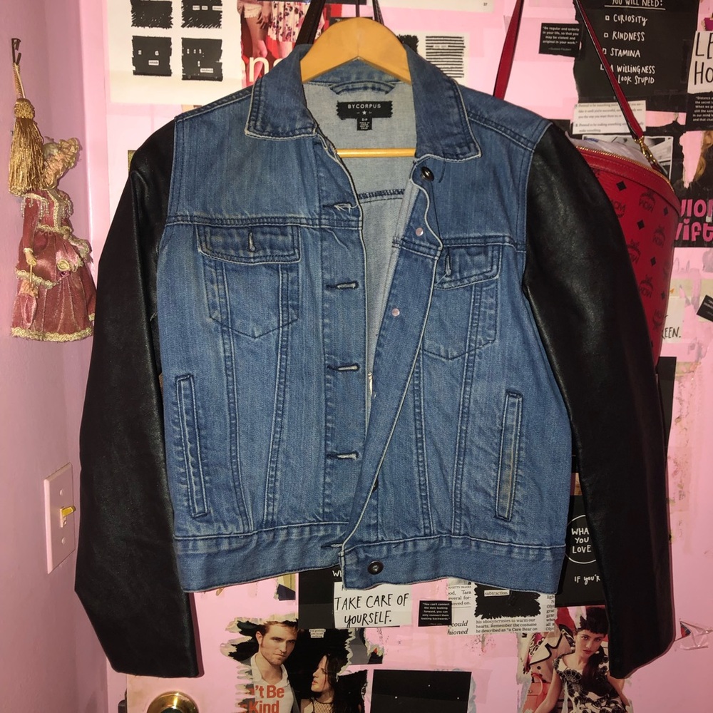 JEAN JACKET W/ LEATHER SLEEVES